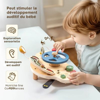 Bébé jouant avec le volant Montessori DriveBoard en bois, jouet éducatif stimulant la motricité fine, l’exploration sensorielle et le développement auditif