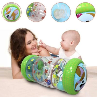 Rouleau rampant bébé Montessori gonflable utilisé avec un parent, jouet sensoriel favorisant le tummy time, le rampé et l’interaction parent-enfant

