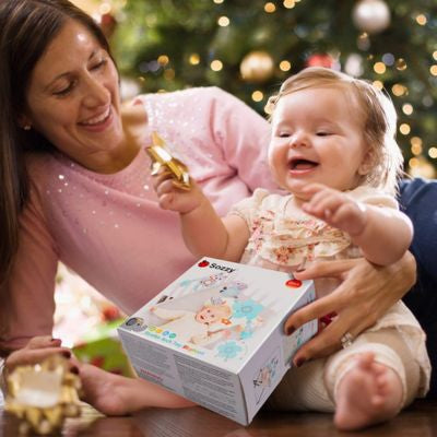 Maman offrant un arc d’activité bébé en cadeau, jouet d’éveil sensoriel idéal comme idée de cadeau de naissance favorisant la découverte et la motricité