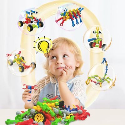 Enfant imaginant des créations avec des blocs de construction articulés STEM, jeu éducatif favorisant la créativité, la réflexion et l’imagination dès le plus jeune âge