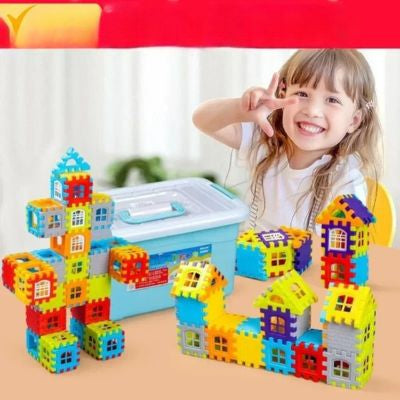 Enfant souriant jouant avec des blocs de construction Montessori pour créer des maisons et tours colorées, jeu éducatif stimulant créativité, imagination et motricité fine