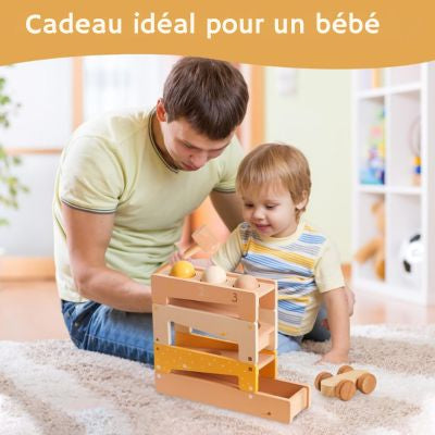 Parent et bébé jouant ensemble avec un banc à marteler Montessori en bois, jouet éducatif favorisant la motricité fine et les moments de complicité en famille