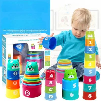 Enfant jouant avec des gobelets empilables Montessori colorés pour apprendre les chiffres, les lettres et la coordination motrice
