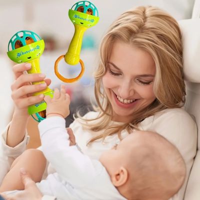 Maman jouant avec son bébé à l’aide d’un hochet sensoriel de préhension, jouet d’éveil favorisant l’interaction, l’audition et la motricité fine