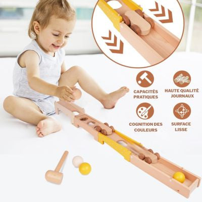 Enfant jouant avec un banc à marteler Montessori en bois, circuit de billes favorisant la coordination œil-main, la motricité fine et la compréhension des couleurs