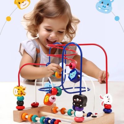 Labyrinthe de perles Montessori en bois utilisé par un enfant, jouet d’éveil ludique favorisant la motricité fine, la coordination main-œil, la concentration et le développement cognitif
