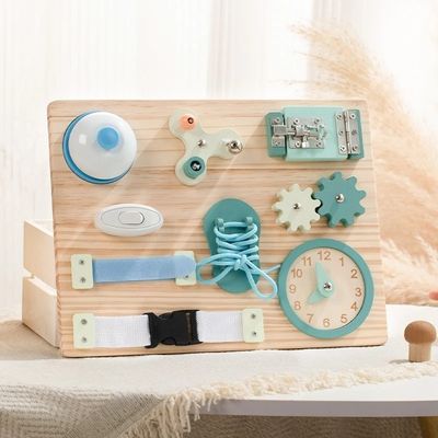 Planche d’activité Montessori en bois au design naturel avec boucle, lacet, engrenages, horloge et interrupteur, jouet éducatif favorisant la motricité fine et l’autonomie
