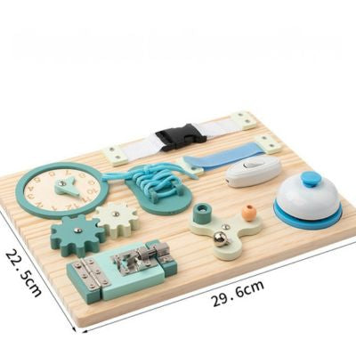 Planche d’activité Montessori en bois type busy board avec dimensions indiquées, jouet éducatif favorisant la motricité fine, la coordination et l’autonomie de l’enfant

