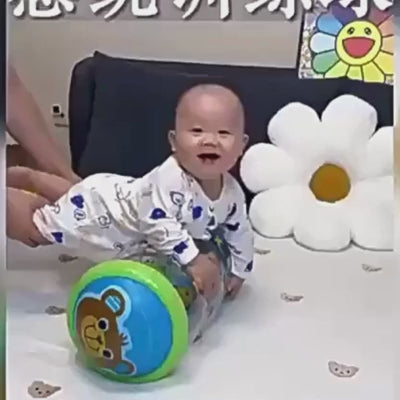 Vidéo de présentation du rouleau rampant bébé Montessori montrant un bébé en train de ramper, jouer et développer sa motricité globale grâce au jeu sensoriel