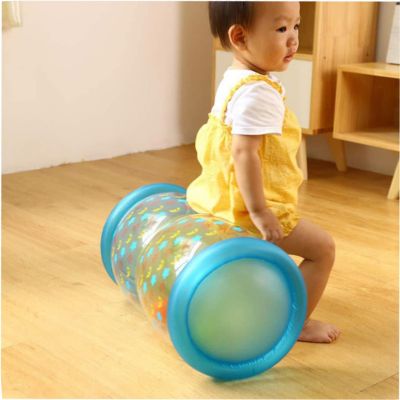 Rouleau rampant bébé Montessori utilisé comme support d’équilibre pour développer la motricité globale, la coordination et la stabilité chez l’enfant