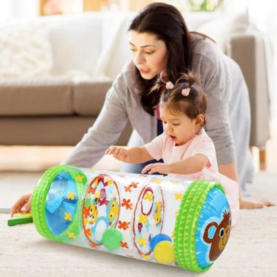 Rouleau rampant bébé Montessori utilisé avec un parent, jouet sensoriel gonflable favorisant le tummy time, le rampé et l’éveil moteur du bébé
