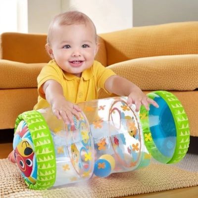Rouleau rampant bébé Montessori gonflable utilisé par un bébé pour développer la motricité, encourager le rampé et stimuler l’éveil sensoriel en intérieur