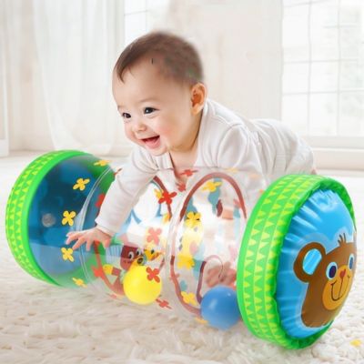 Bébé rampant à travers un rouleau sensoriel Montessori pour stimuler la motricité globale, la coordination et l’éveil corporel