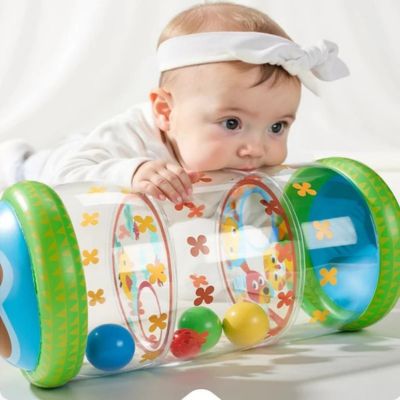 Rouleau rampant bébé Montessori gonflable utilisé pendant le tummy time, jouet sensoriel favorisant l’exploration, le rampé et le développement de la motricité globale