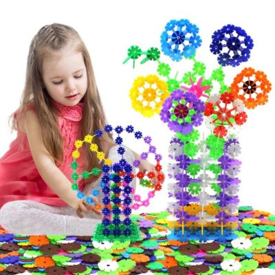 Enfant jouant avec des flocons de construction Montessori SnowiBuild, créations 3D colorées stimulant créativité, logique et motricité fine