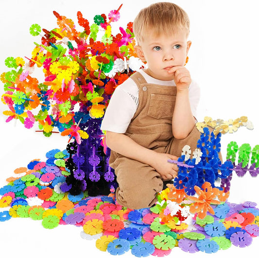 Enfant jouant avec des flocons de construction Montessori SnowiBuild, créations colorées en 3D stimulant imagination, créativité et motricité fine