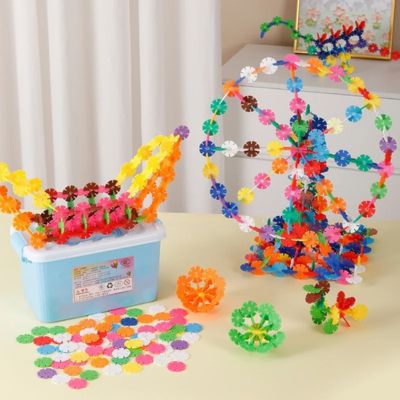 Jeu de construction Montessori SnowiBuild avec flocons colorés, créations en volume stimulant créativité, imagination et motricité fine chez l’enfant