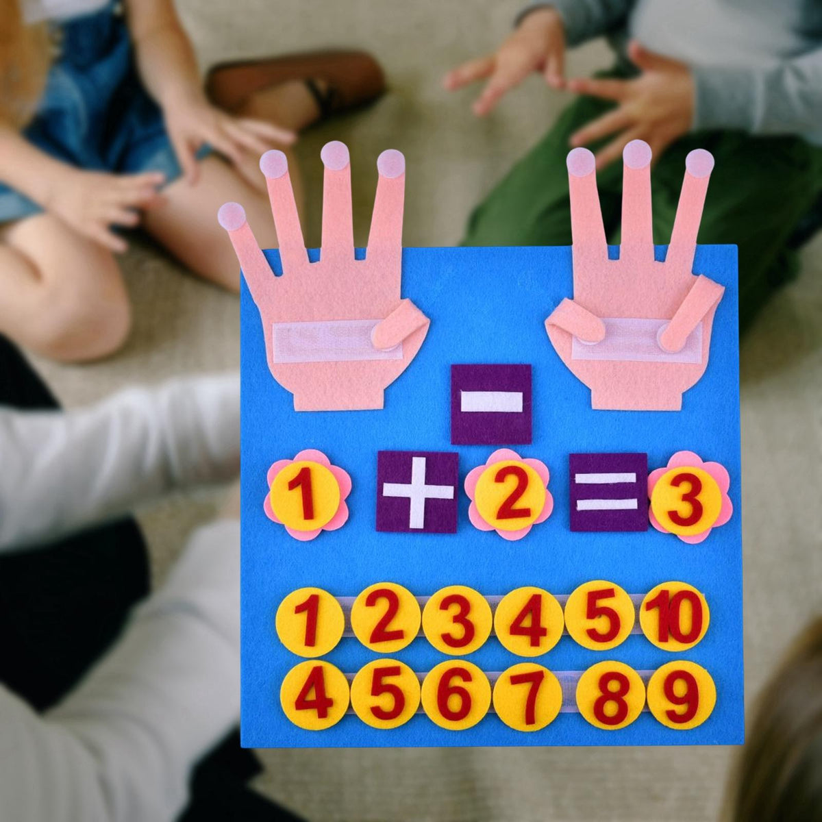 Tableau mathématique Montessori en feutre avec chiffres amovibles et mains pour apprendre l’addition et le calcul de manière ludique chez l’enfant