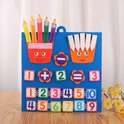 Tableau mathématique Montessori en feutre avec chiffres, symboles de calcul et crayons pour l’apprentissage ludique des mathématiques chez l’enfant