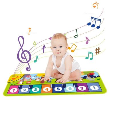 Bébé assis sur un tapis de piano musical interactif avec notes colorées, jouet d’éveil favorisant la découverte des sons, la coordination et la curiosité musicale
