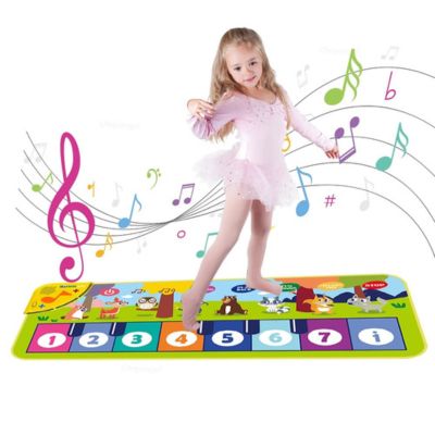 Enfant dansant sur un tapis de piano musical interactif avec notes colorées, jouet éducatif favorisant l’éveil musical, la coordination et l’expression corporelle
