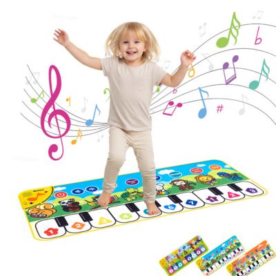 Enfant sautant et dansant sur un tapis de piano musical interactif, jouet éducatif favorisant l’éveil musical, la coordination et l’activité physique
