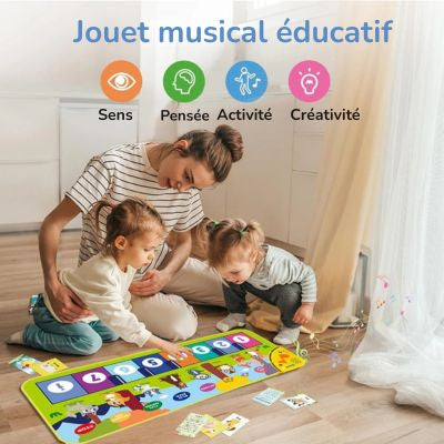 Maman et enfants jouant ensemble avec un tapis de piano musical éducatif, jouet stimulant les sens, la créativité, l’activité motrice et l’éveil musical
