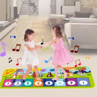 Deux enfants dansant et jouant ensemble sur un tapis de piano musical interactif, jouet éducatif favorisant l’éveil musical, la coordination et le mouvement
