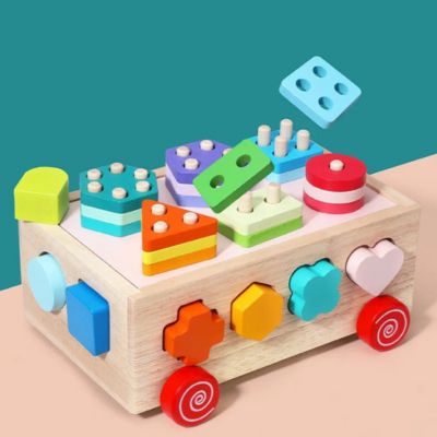 Voiture de tri Montessori en bois avec pièces colorées à encastrer, jouet d’éveil éducatif favorisant la reconnaissance des formes, des couleurs et la motricité fine chez le jeune enfant

