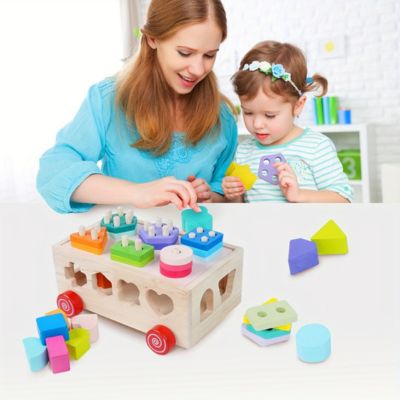 Voiture de tri Montessori en bois utilisée lors d’un jeu parent-enfant, jouet éducatif favorisant l’apprentissage des formes et couleurs, la motricité fine et le partage ludique
