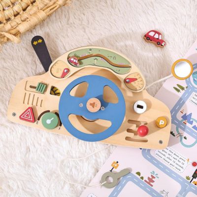 Volant Montessori DriveBoard en bois avec tableau de conduite éducatif, volant, leviers, boutons et parcours pour stimuler la motricité fine et l’éveil sensoriel de l’enfant
